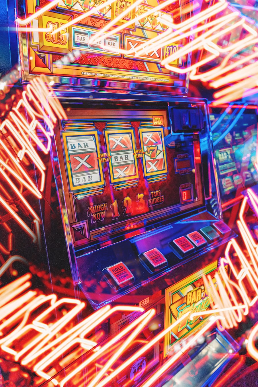 Deretan mesin slot dengan lampu warna-warni di lantai kasino