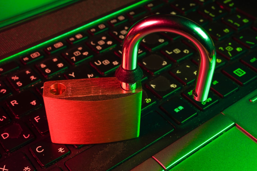 Gembok digital melambangkan keamanan sesi login